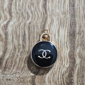 Elegant Black and Gold CC Zipper Pull
